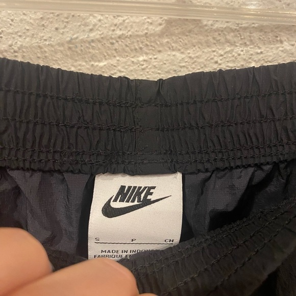 Nike Woven Shorts w/ Pockets Size Small EUC - Picture 4 of 5